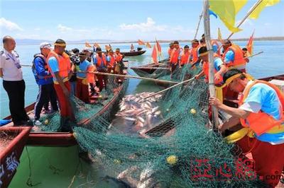 博斯腾湖第十届捕鱼节开网30斤头鱼被3.8万元拍卖